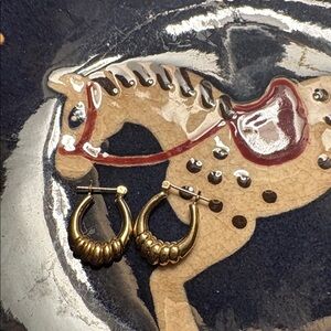 Scalloped Oval Ribbed Huggie Hoop Earrings - 14k Yellow Gold - Vintage